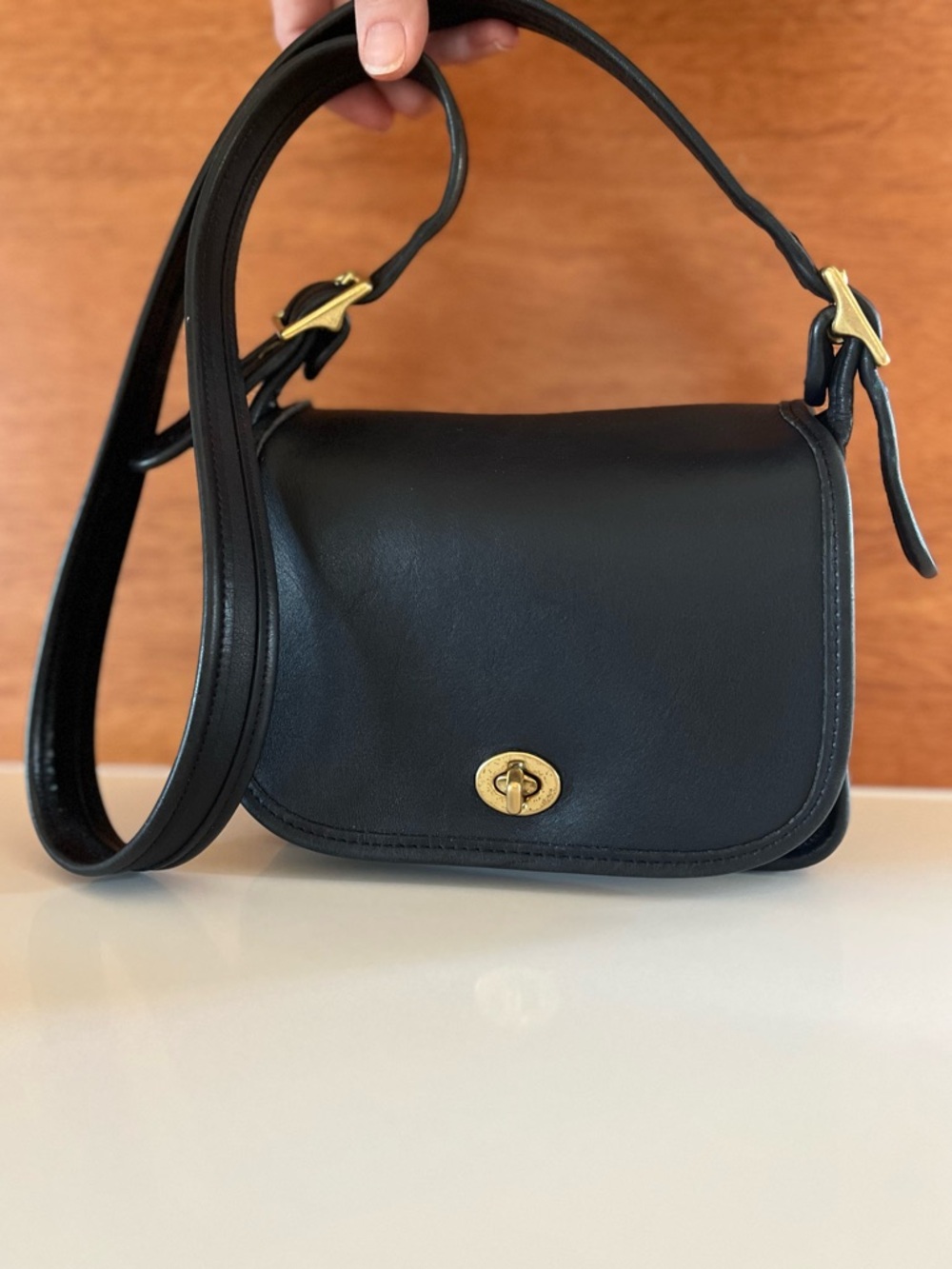 Vintage Coach F7C-9965 classic black Leather turn-Lock shoulder bag
